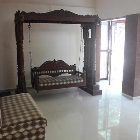 Royale Inn Vapi Buitenkant foto