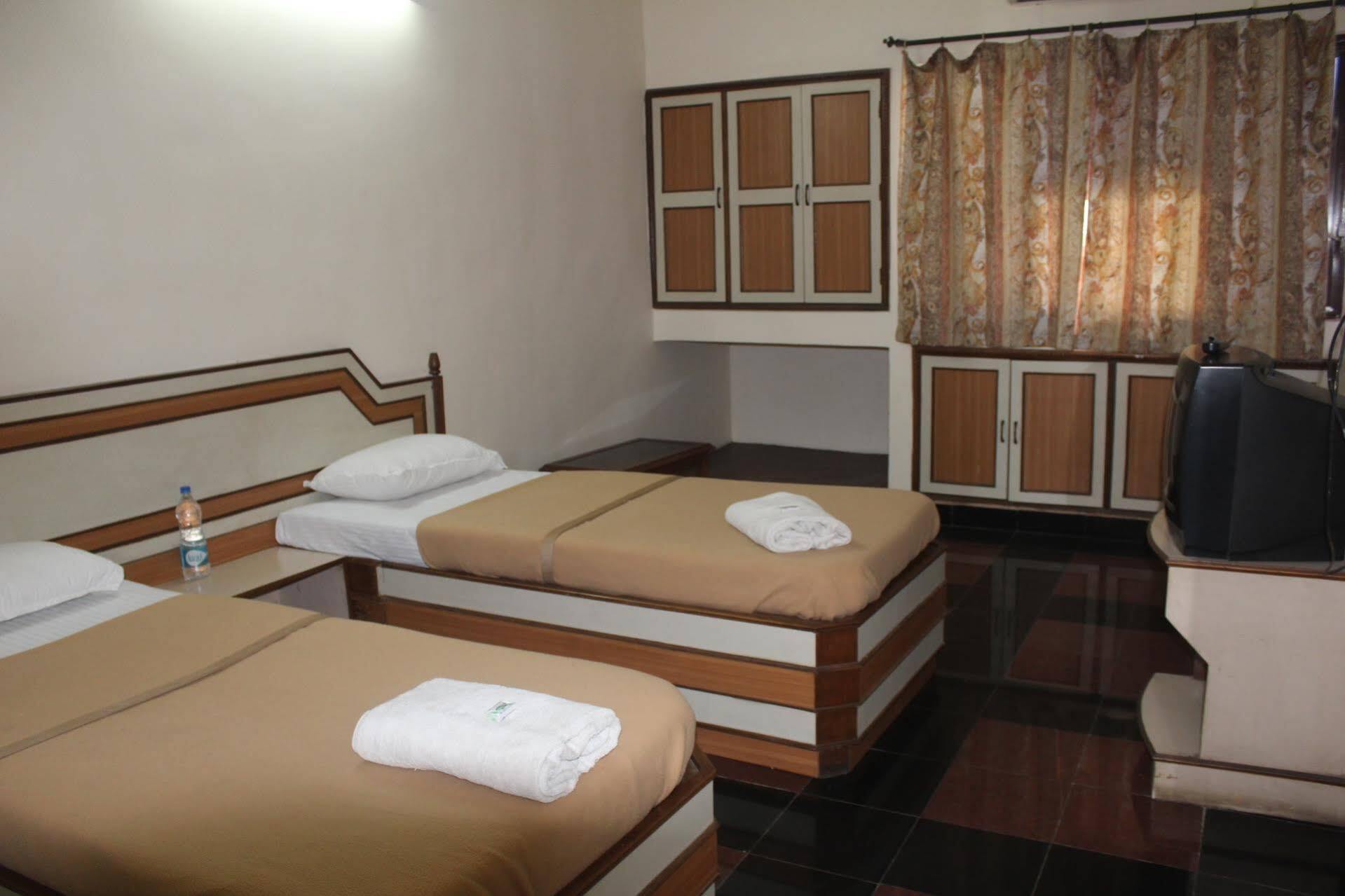 Royale Inn Vapi Buitenkant foto