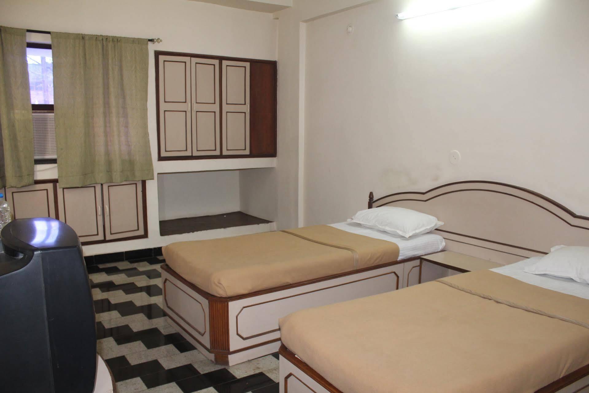 Royale Inn Vapi Buitenkant foto